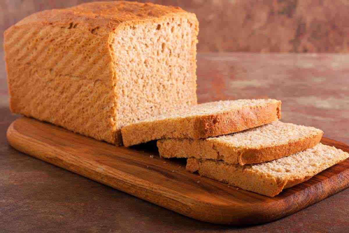 Pane in cassetta, con il metodo ‘del sedano’ durerà mesi: è geniale