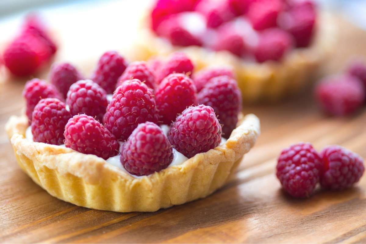 Il dessert che preparerò per la festa della mamma è la tartelletta ai lamponi