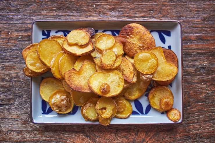 patate al forno su piatto da portata