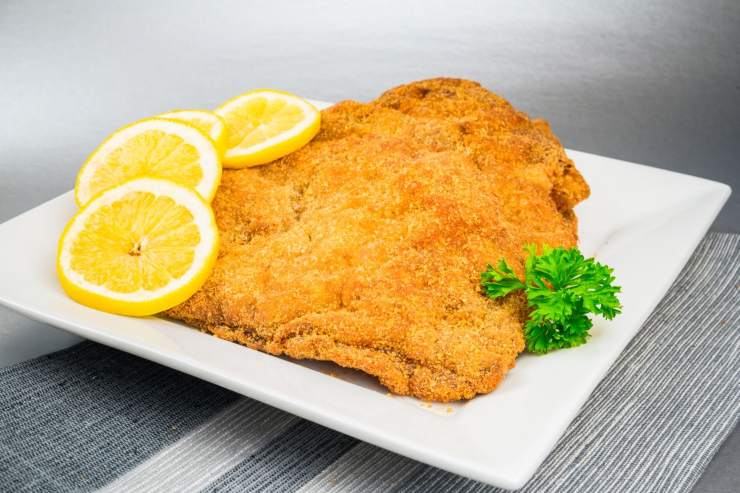 cotoletta viennese con fettine di limone