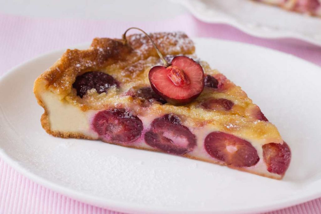 Fetta di clafoutis di ciliegie in un piatto