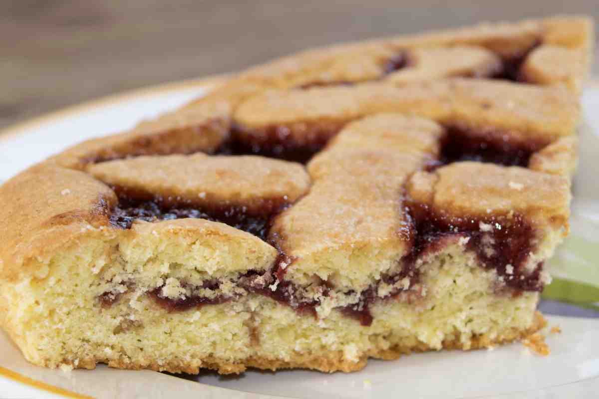 Crostata senza zucchero per diabetici tagliata a fette in un piatto