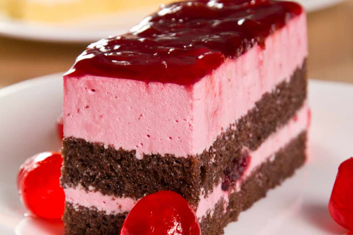 una fetta di torta al cioccolato con mousse di ciliegie