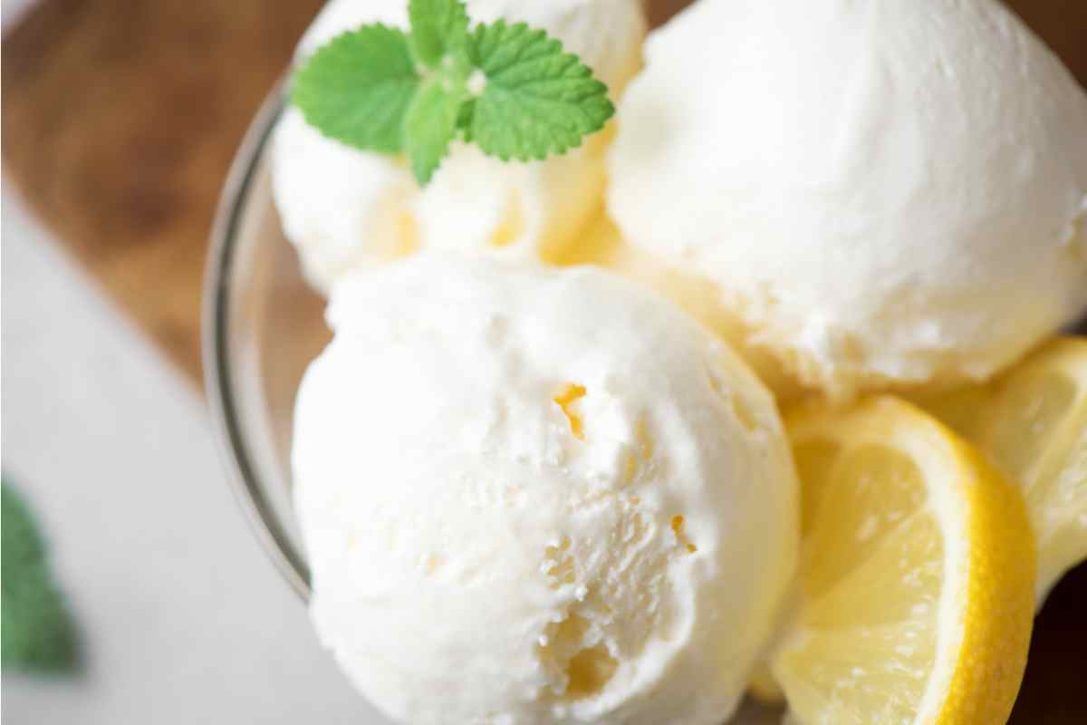 gelato al limone in coppa con foglioline di menta