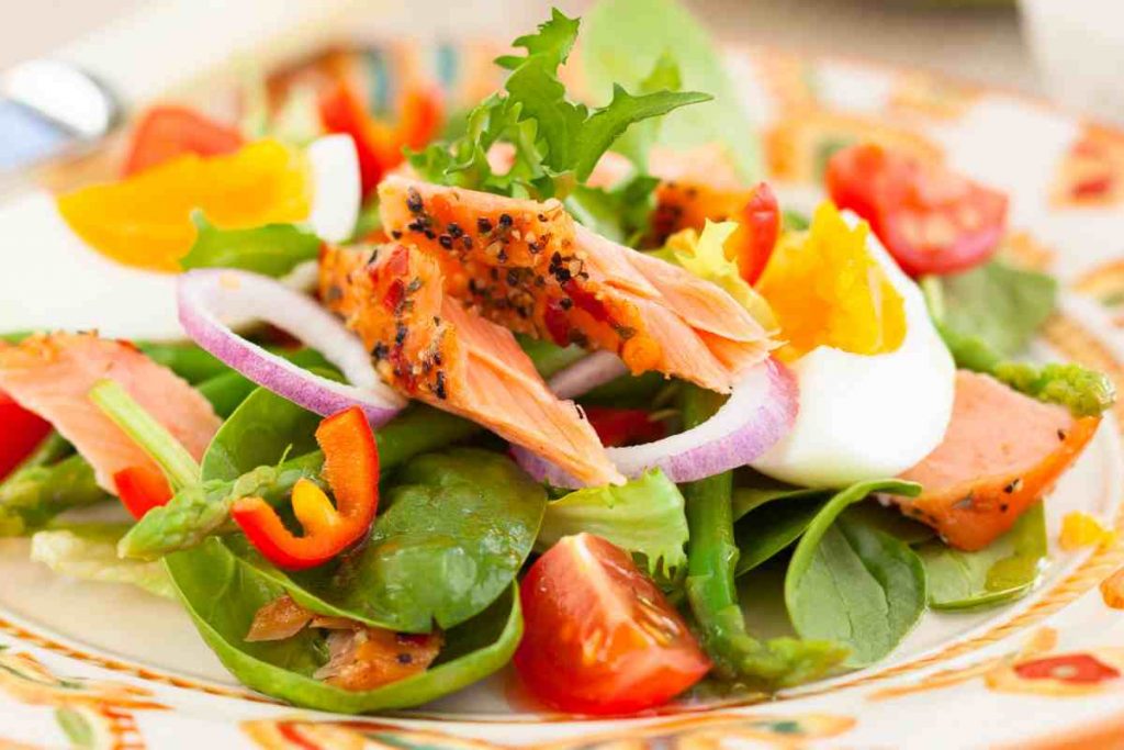 piatto con insalata di salmone estiva con uova sode