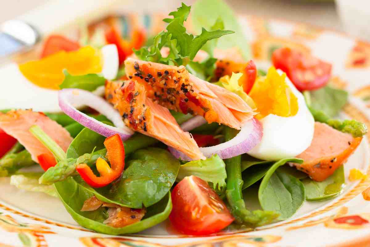 piatto con insalata di salmone estiva con uova sode