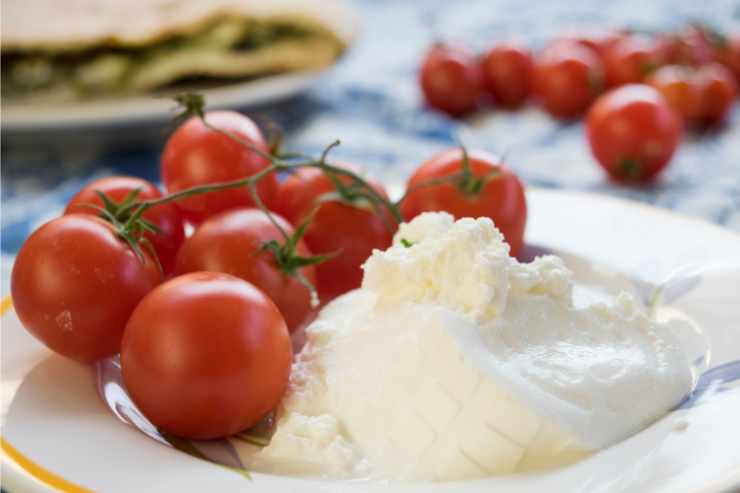 piatto con pomodorini e ricotta per la pasta fredda rossa