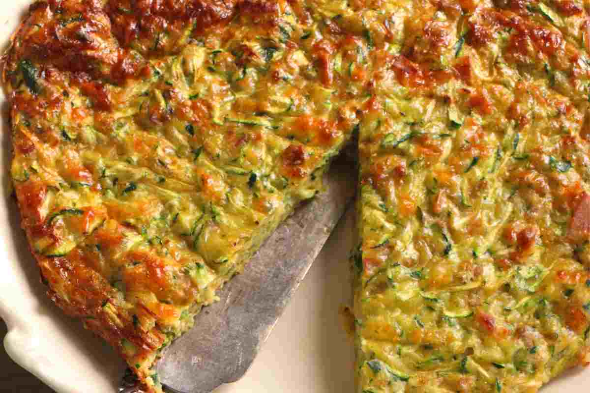 Schiacciata di zucchine a cui manca uno spicchio vista dall'alto