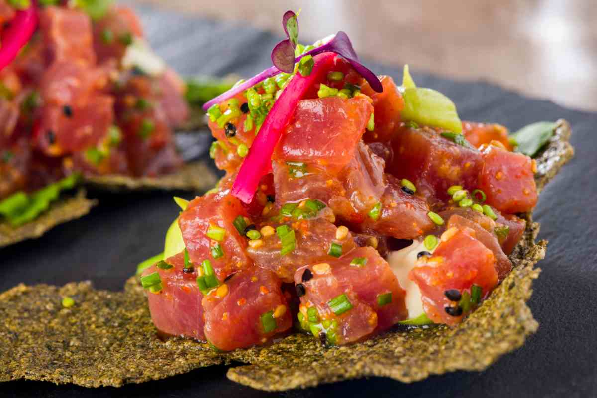 Tartare di tonno fatta in casa su un crostino integrale