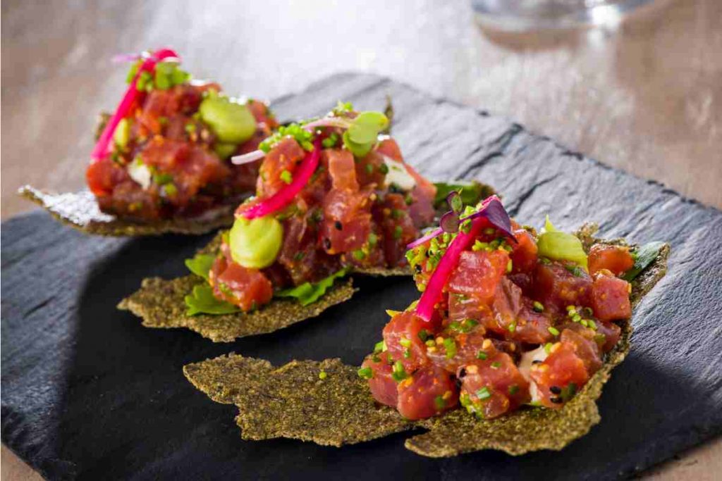 Tartare di tonno fatta in casa su un vassoio di ardesia
