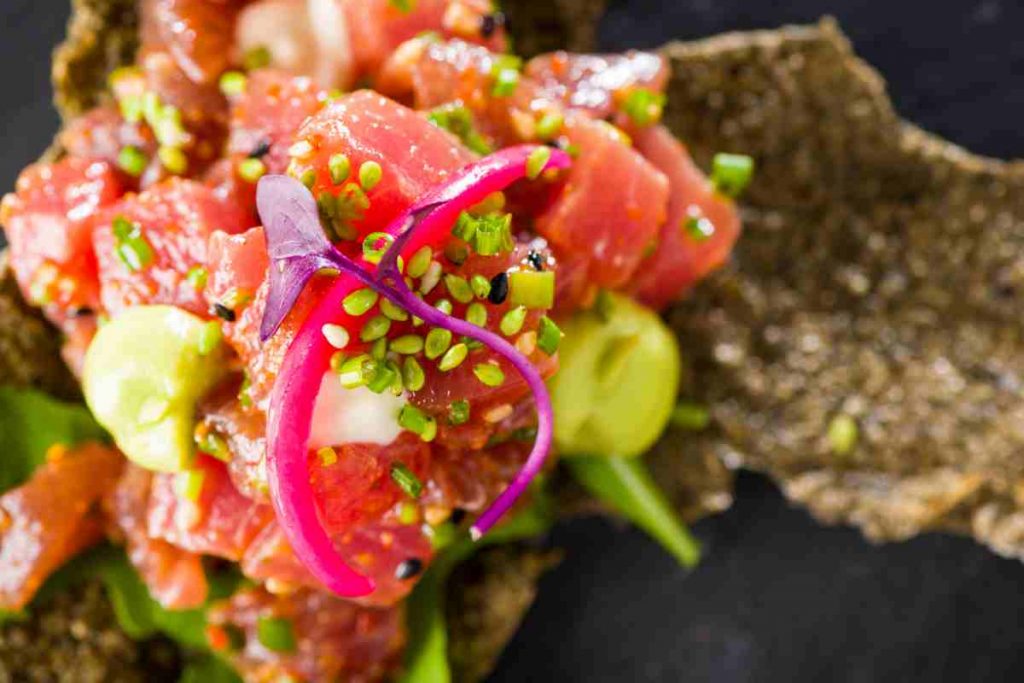 Primo piano della tartare di tonno ricetta perfetta
