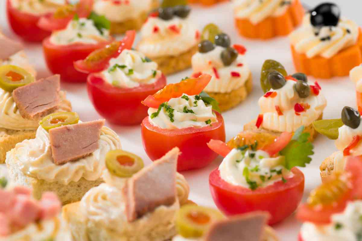 vari tipi di antipasti estivi su un vassoio