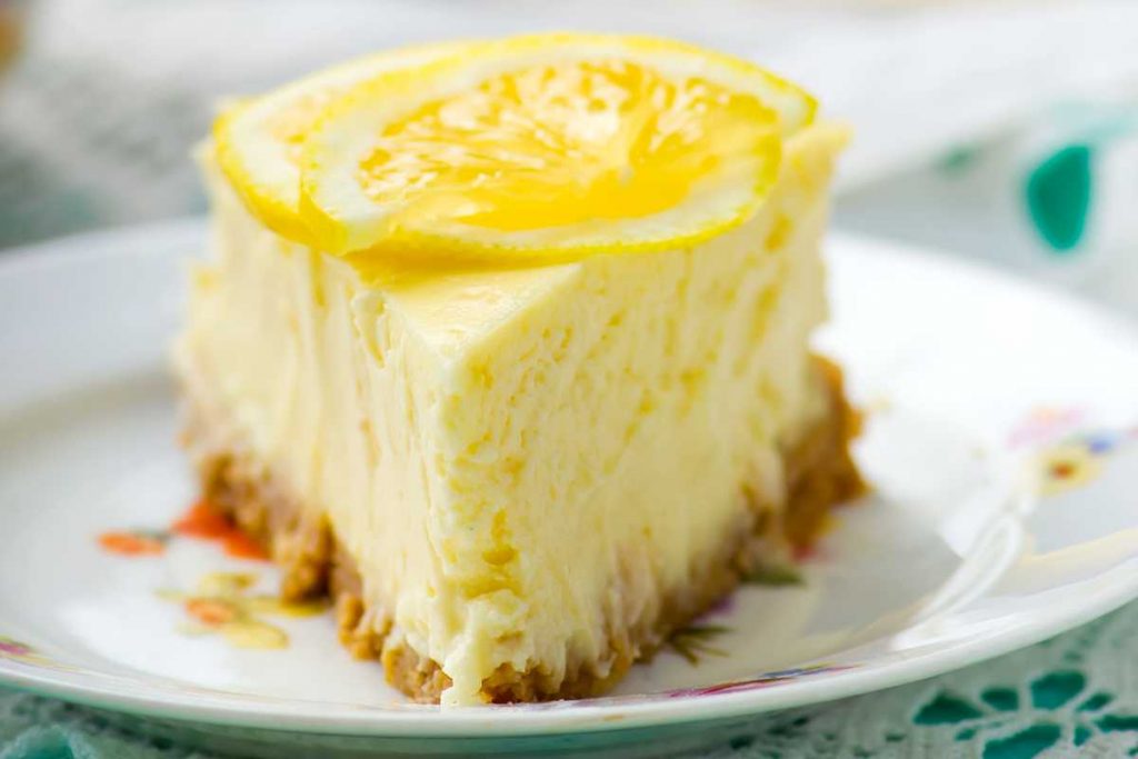 Fetta di Cheesecake al limone in un piatto