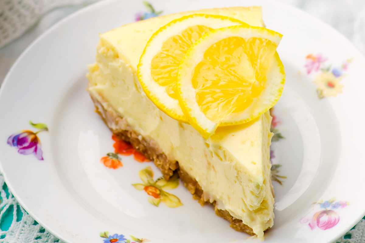 Spicchio di Cheesecake al limone facile in un piatto vista dall'alto