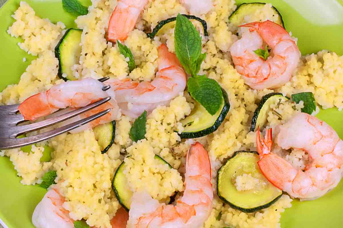 piatto di cous cous zucchine e gamberetti visto dall'alto