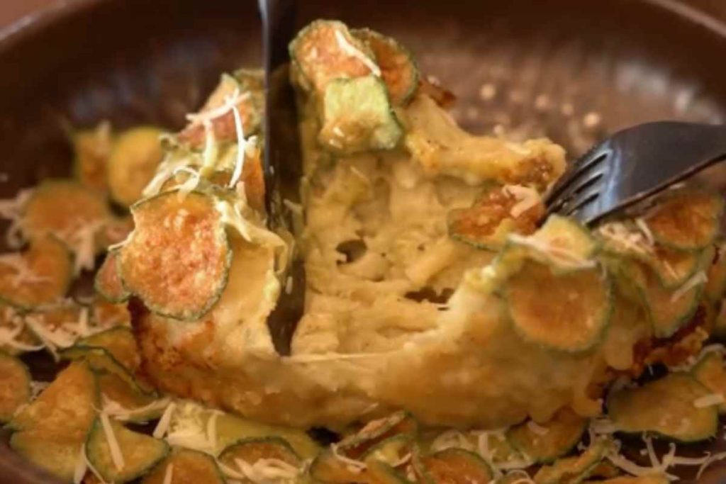 Frittatina di pasta alla Nerano con una forchetta in mezzo