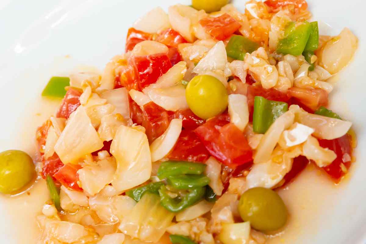Insalata di baccalà alla napoletana in un piatto vista dall'alto