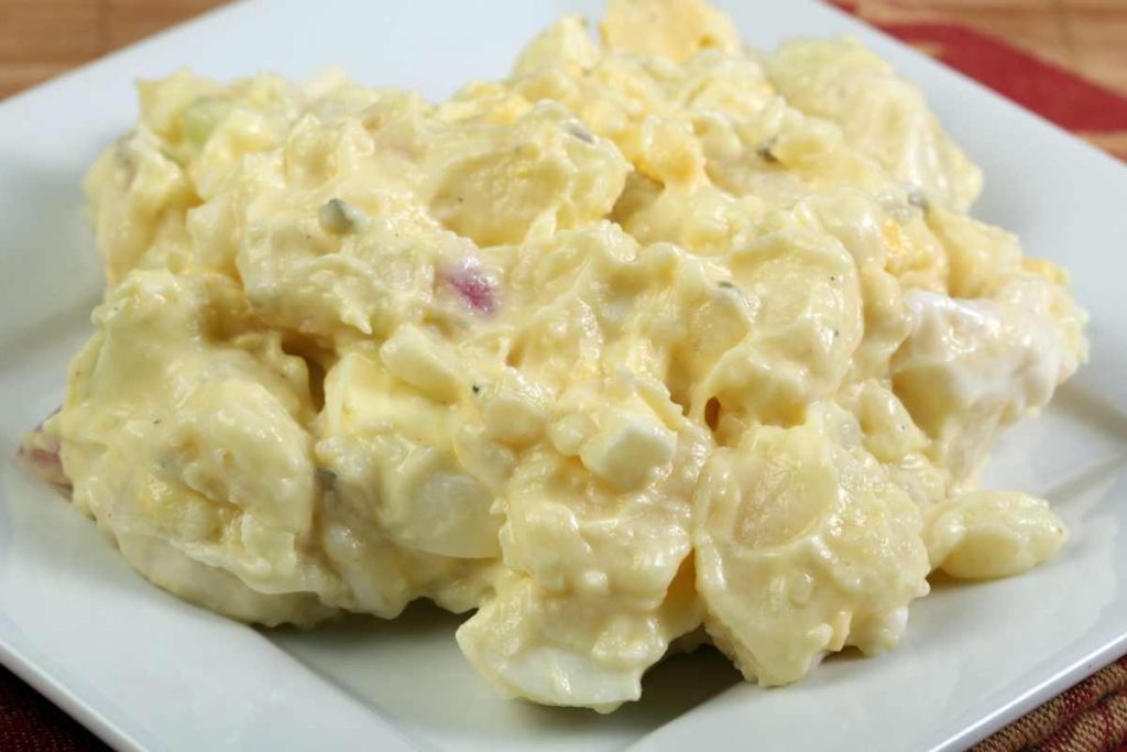 Insalata di patate svedese in un piatto quadrato