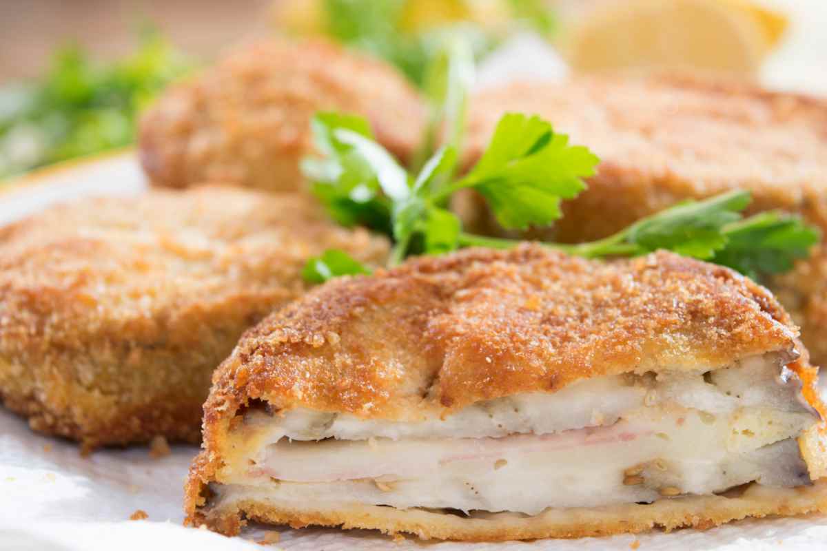 Melanzane in carrozza tagliate in due e viste da vicino