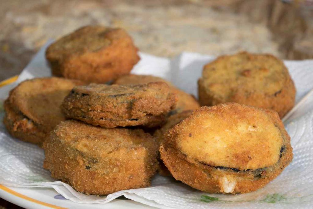 Melanzane in carrozza con provola su un piatto