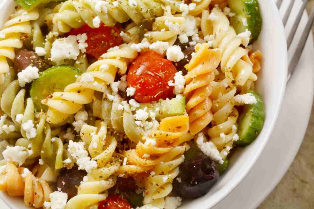 Insalata di pasta fredda alla greca in un piatto