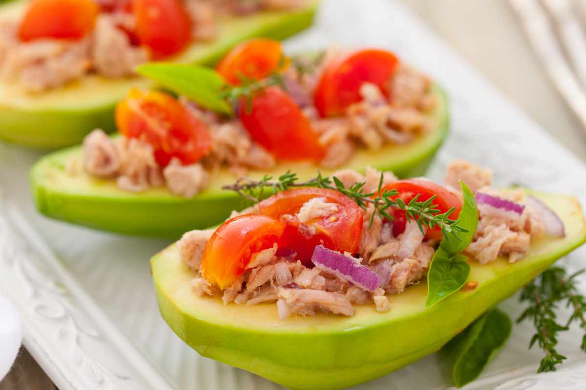 una delle insalate estive con mango, tonno e pomodori