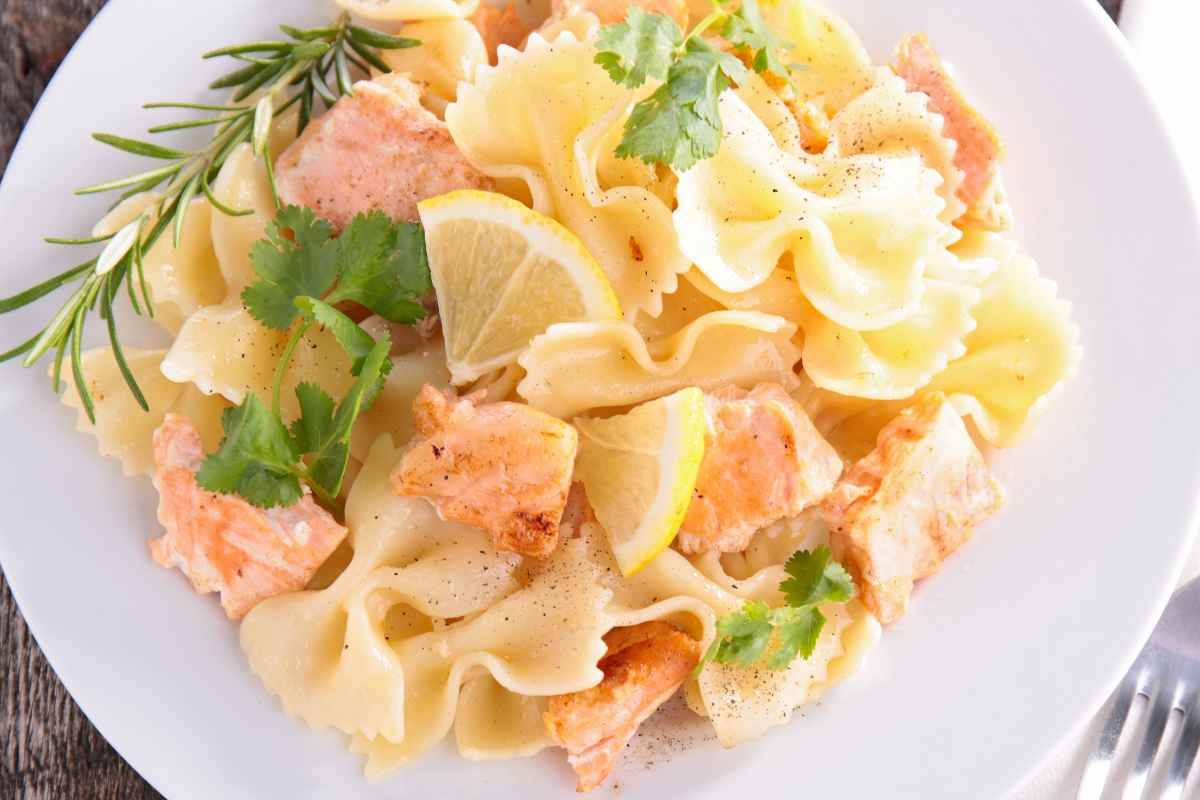 Pasta al salmone senza panna in un piatto vista dall'alto