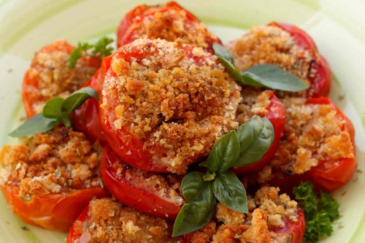 Pomodori ripieni e gratinati dal sapore incredibile, fatti così mi svoltano il pranzo e sono perfetti anche come secondo