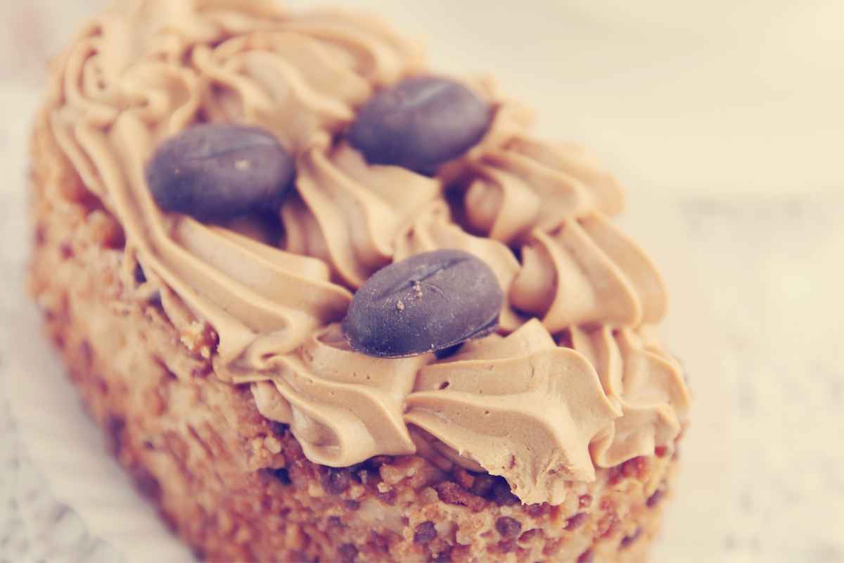 Torta crema di caffè e panna in un piatto