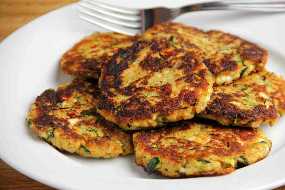 Buone le frittelle di ricotta, ma aggiungiamo le zucchine: vien fuori una specialità da leccarsi i baffi
