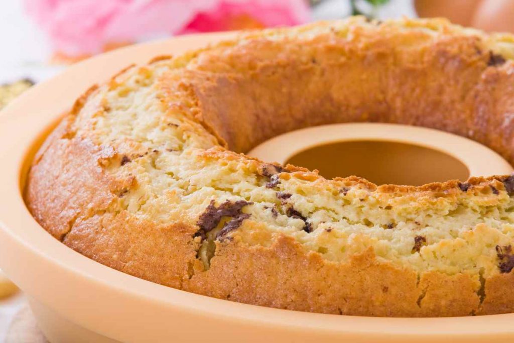 un ciambellone sfornato ancora nello stampo