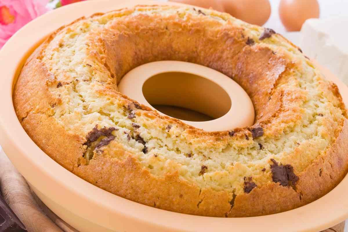 Ciambellone della nonna in uno stampo di silicone