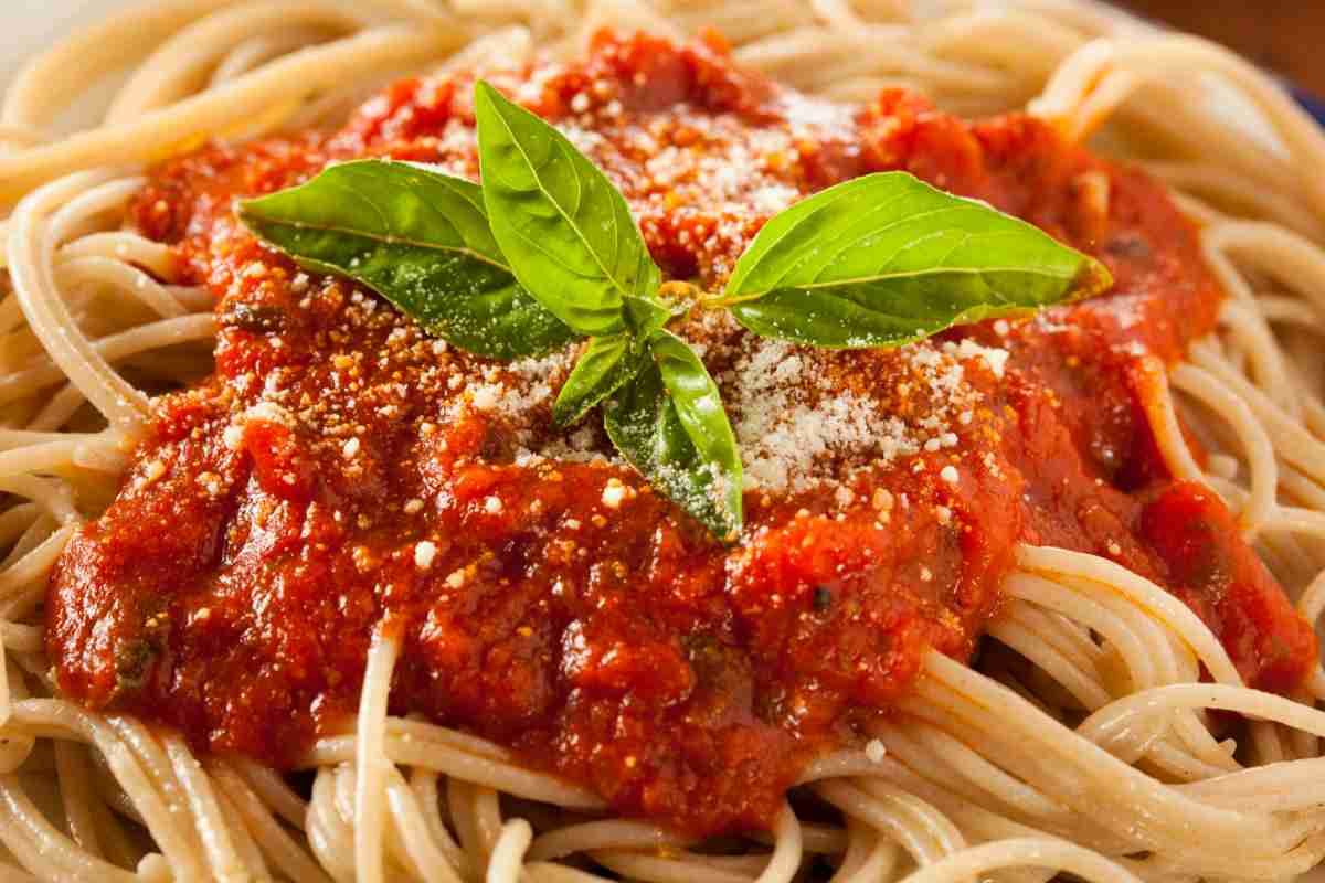 un piatto di spaghetti alla pizzaiola visto da vicino