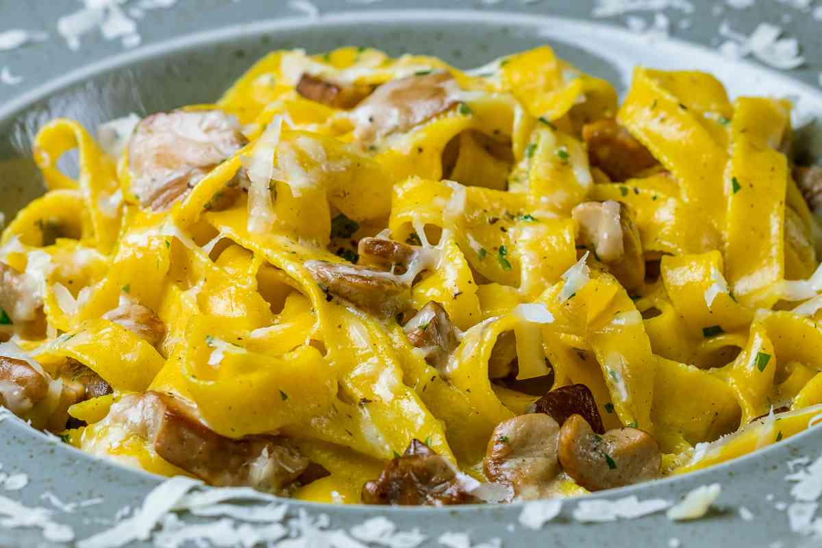 piatto con tagliatelle ai porcini visto da vicino
