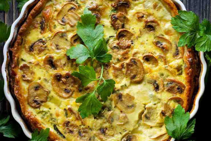 Torta salata con funghi e pancetta vista dall'alto