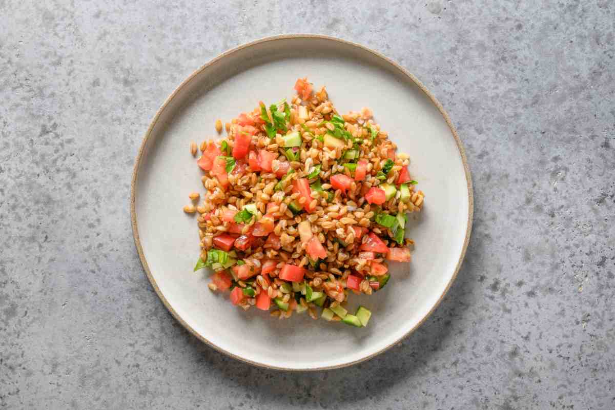 Farro con zucchine e salmone in un piatto visto dall'alto