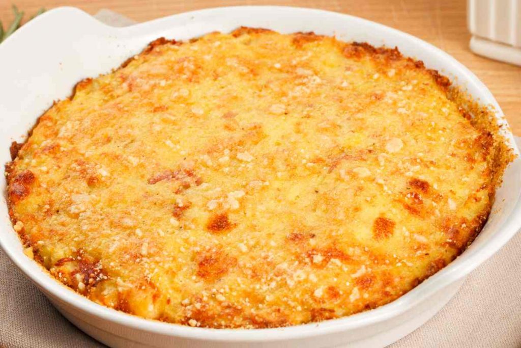 pirofila tonda con un gateau di patate napoletano con la crosticina dorata in superficie