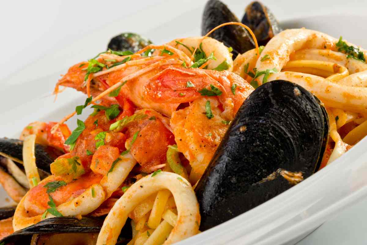 Linguine ai frutti di mare in un piatto