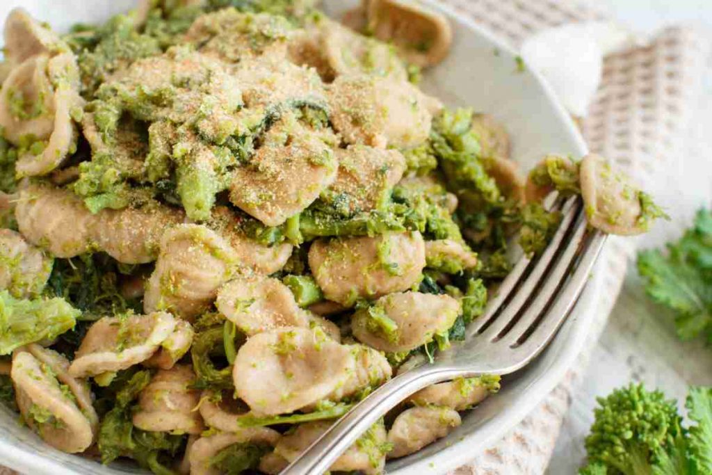 Orecchiette con salsicce e cime di rapa spolverate con formaggio