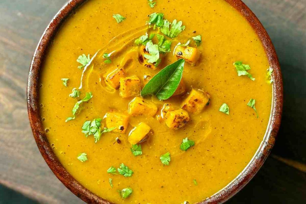 Una ciotola con la vellutata di zucca porri e patate vista dall'alto
