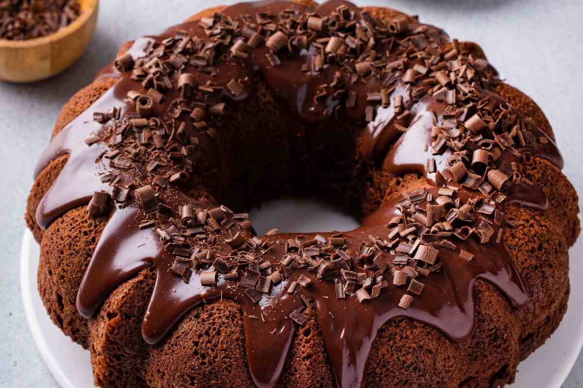 piatto con ciambellone al cioccolato