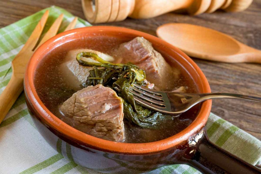 Minestra maritata in una ciotola con carne e verdure