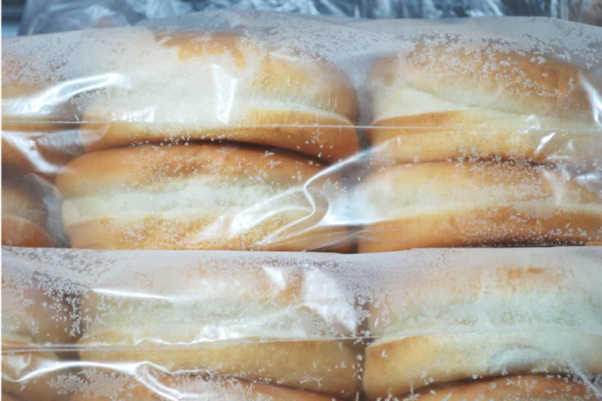 Congelare il pane per le feste è un’ottima idea, ma occhio a come lo fai: rischi di gettare tutto