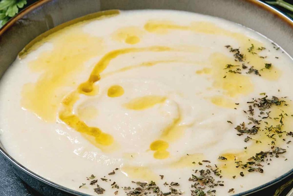 vellutata di baccalà in una ciotola vista da vicino