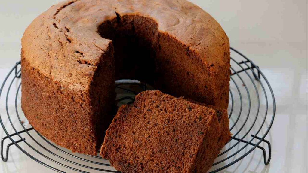 Ciambellone agli albumi con cacao Buttalapasta.it