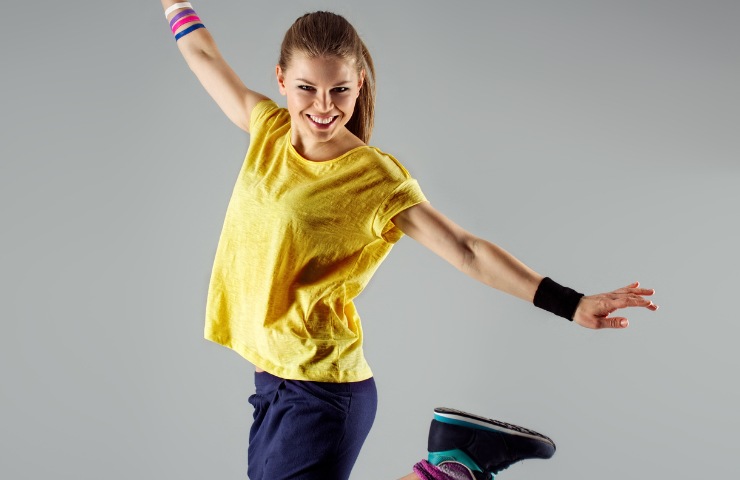 Donna che fa aerobica