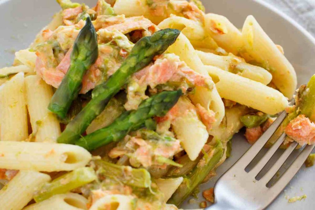 piatto con pasta asparagi e salmone