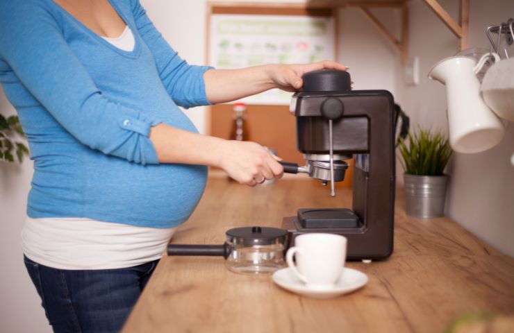 Donna che fa il caffè
