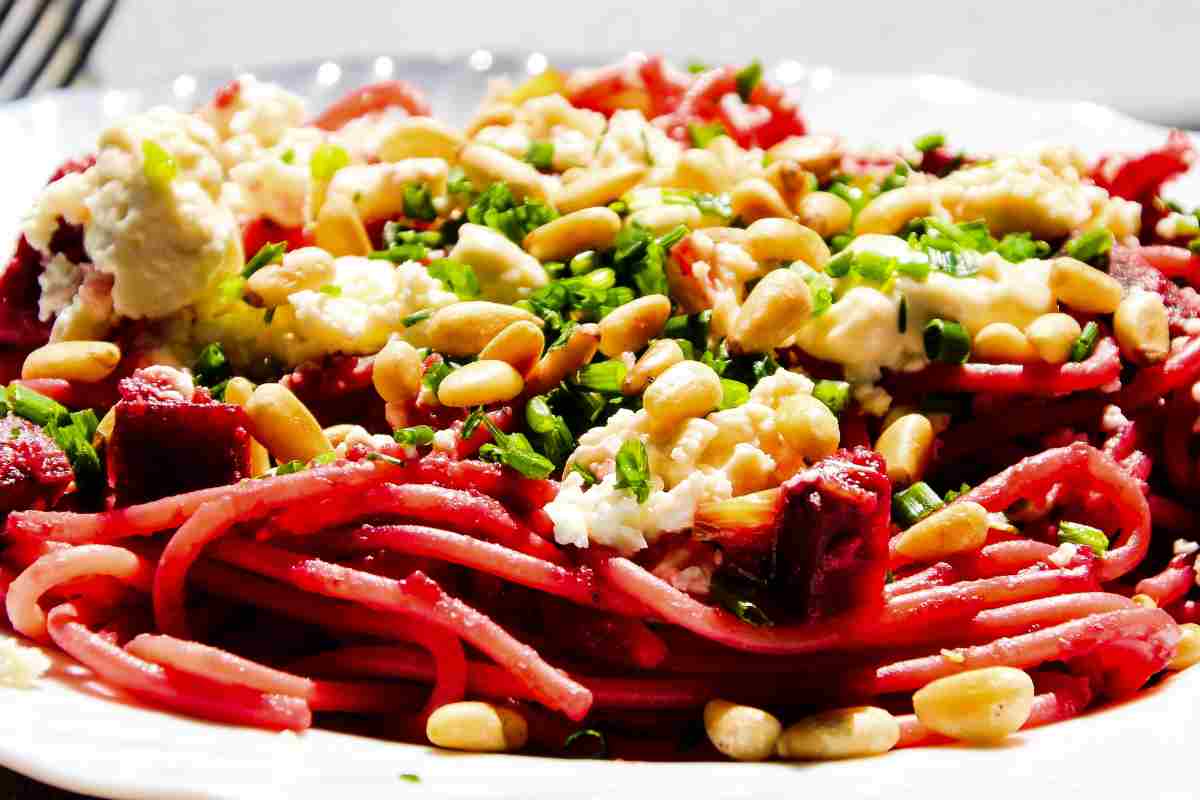 Spaghetti con crema di barbabietole pinoli e feta