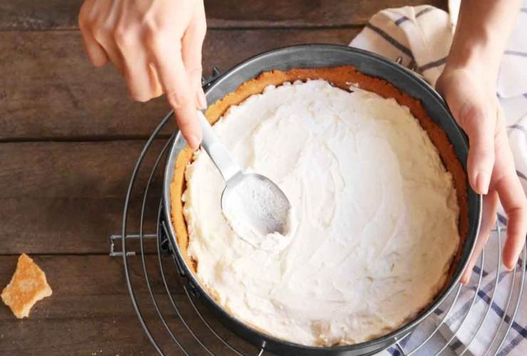 Versare la crema sulla base della cheesecake Buttalapasta.it